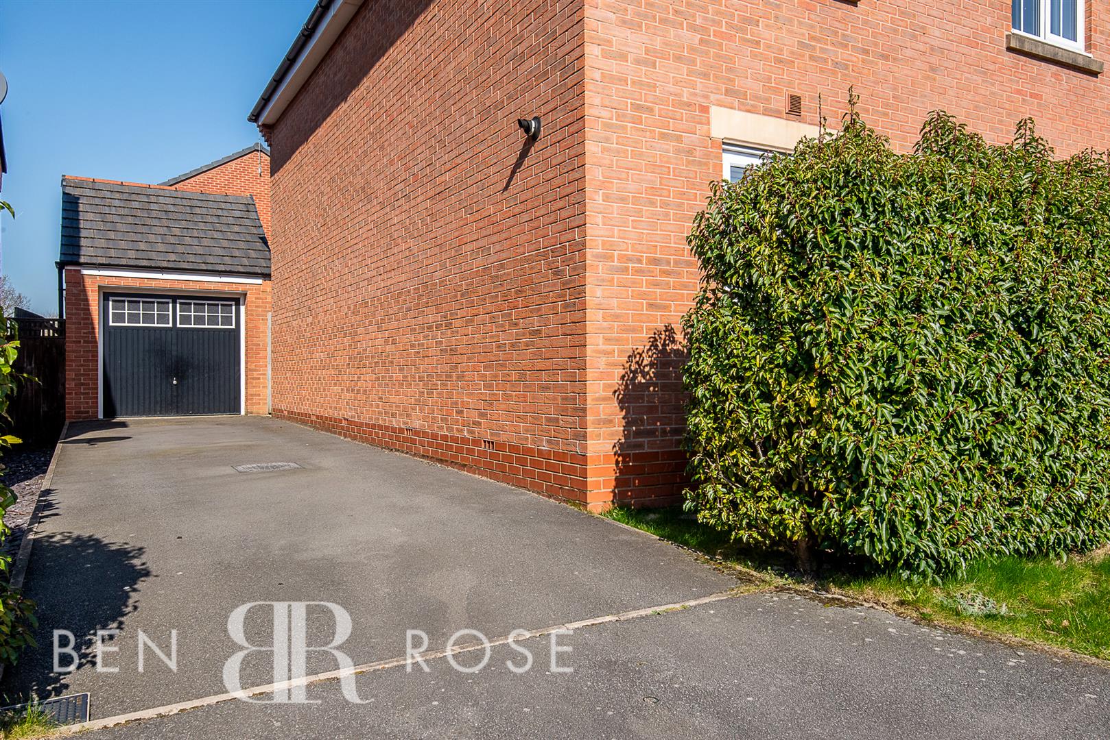 4 bed property in Leighfield Close, Leyland